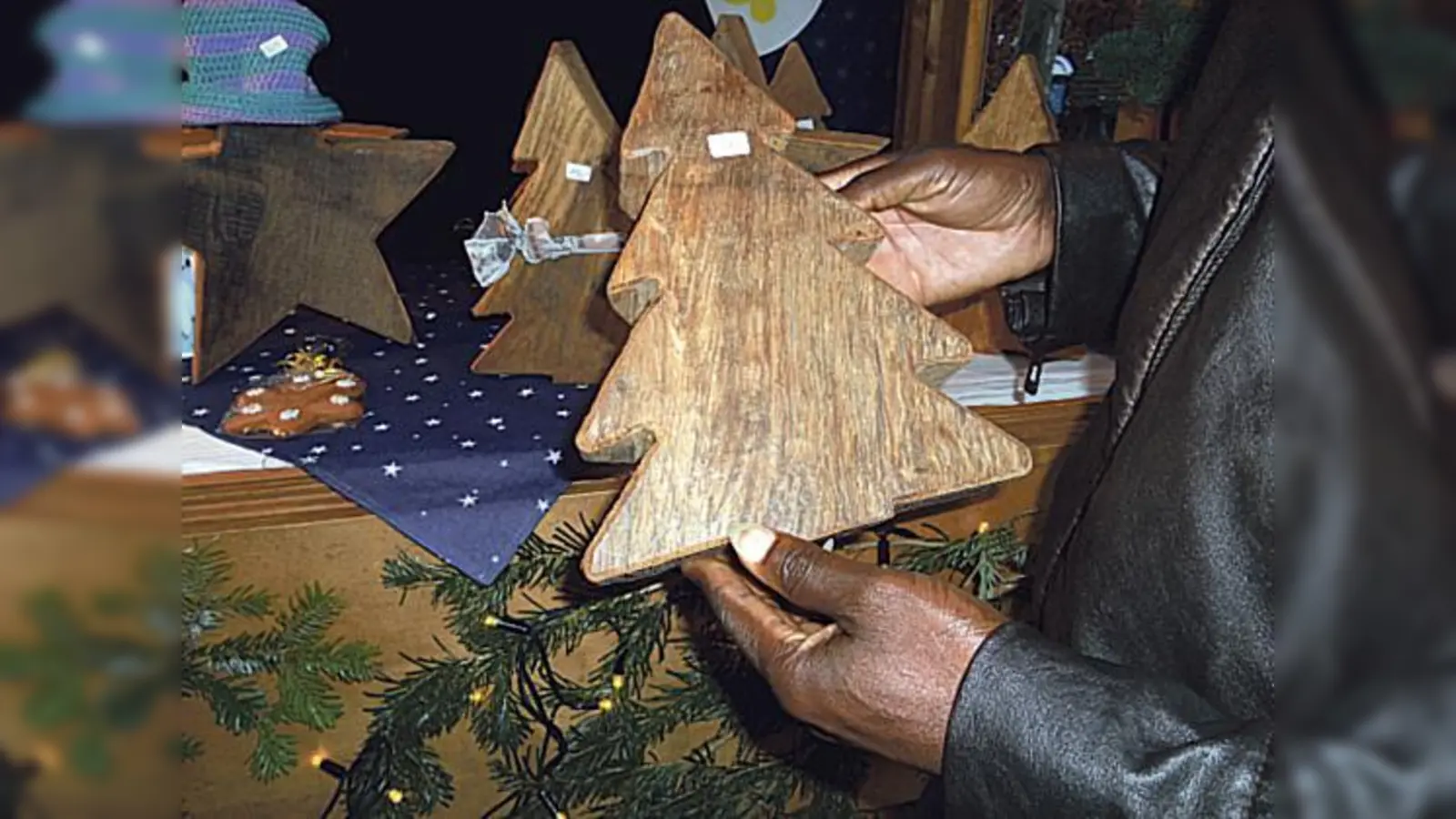 Gemeinsam erstellten Flüchtlinge und Ehrenamtlich Schönes aus Holz, das verkauft wurde.	 (Foto: VA)