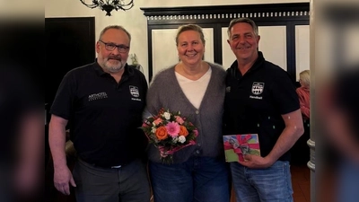 Fritz Engelhard (l.) tritt die Nachfolge von Tina Reich an. Günther Börkey (Schiedsrichter-Obmann) war bei der Verabschiedung ebenfalls dabei. (Foto: TSV Herrsching)