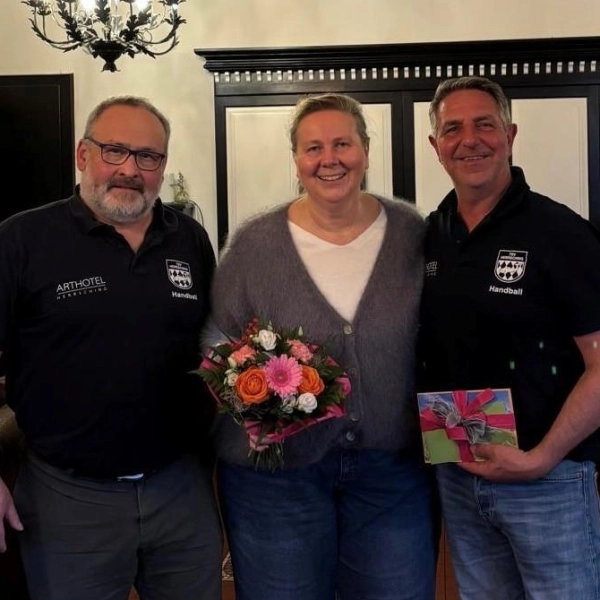 Fritz Engelhard (l.) tritt die Nachfolge von Tina Reich an. Günther Börkey (Schiedsrichter-Obmann) war bei der Verabschiedung ebenfalls dabei. (Foto: TSV Herrsching)