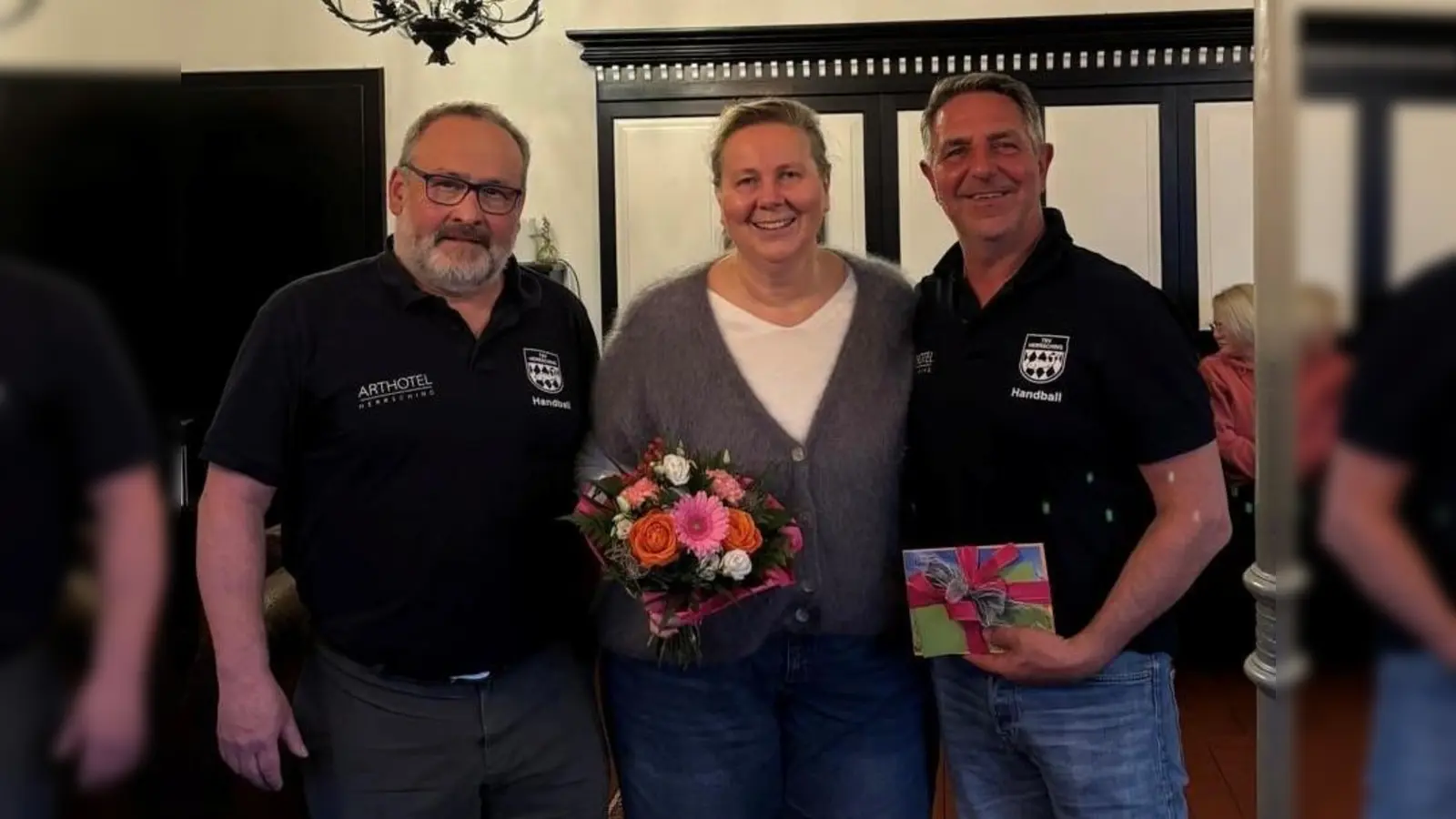 Fritz Engelhard (l.) tritt die Nachfolge von Tina Reich an. Günther Börkey (Schiedsrichter-Obmann) war bei der Verabschiedung ebenfalls dabei. (Foto: TSV Herrsching)