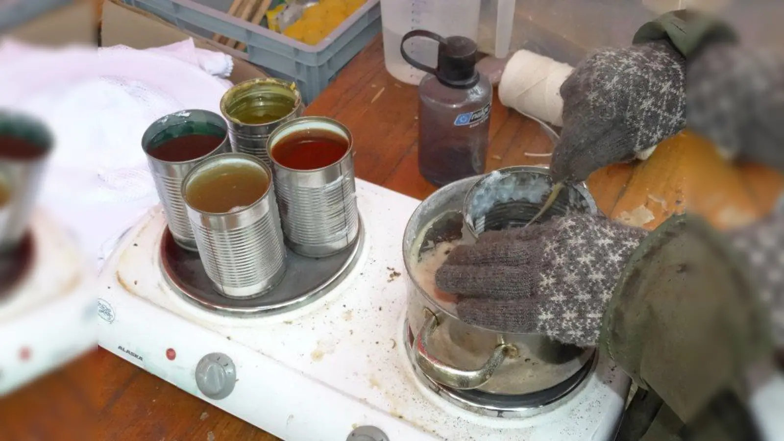 Beim Projekt „Bienenwelten” konnten auch Honigwachskerzen gezogen werden. (Foto: tab)