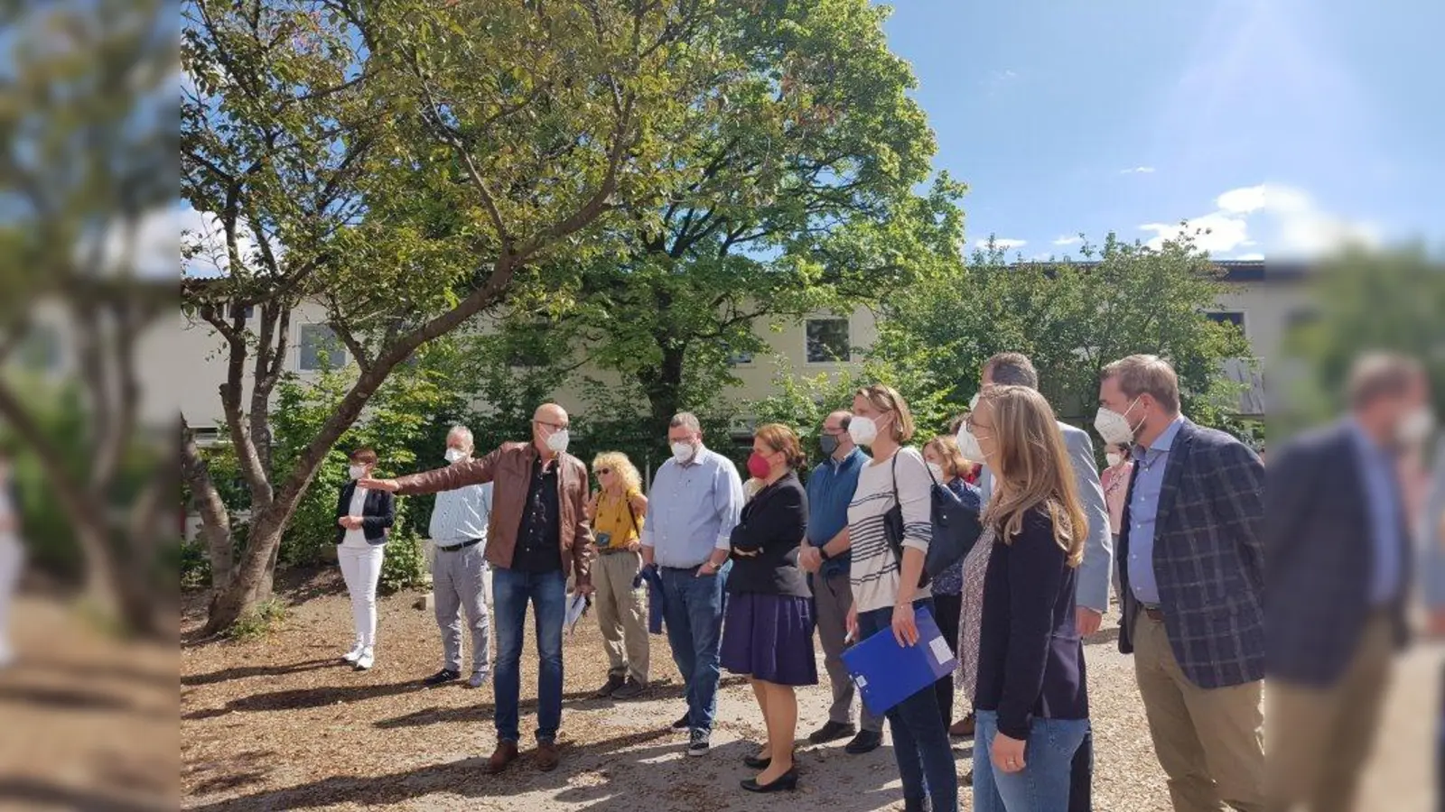 Ortstermin: Verena Dietl, 3. Bürgermeisterin der Landeshauptstadt München (Mitte, rote Maske), lässt sich von Jörg Weinberger, Rektor der Pfarrer-Grimm-Grundschule, die Situation vor Ort darstellen. (Foto: USUS/Andreas Hesse)