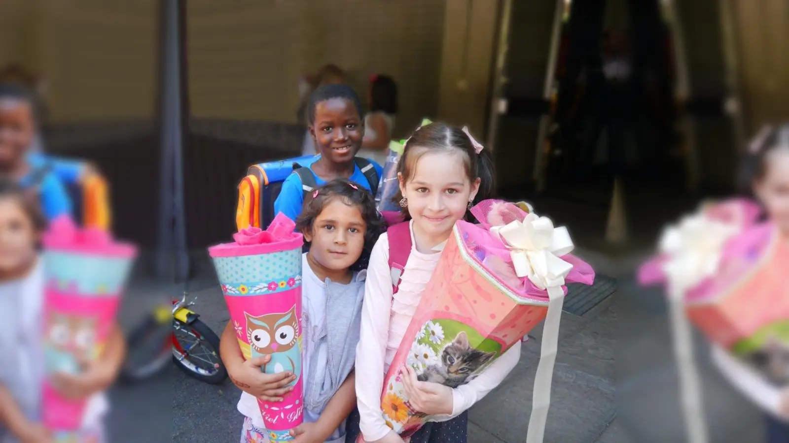 Voller Stolz: Die Flüchtlingskinder Mursal (l.), Samira (r.) Mohammady (hinten) sind heuer eingeschult worden. (Foto: Jürgen Eckstein)