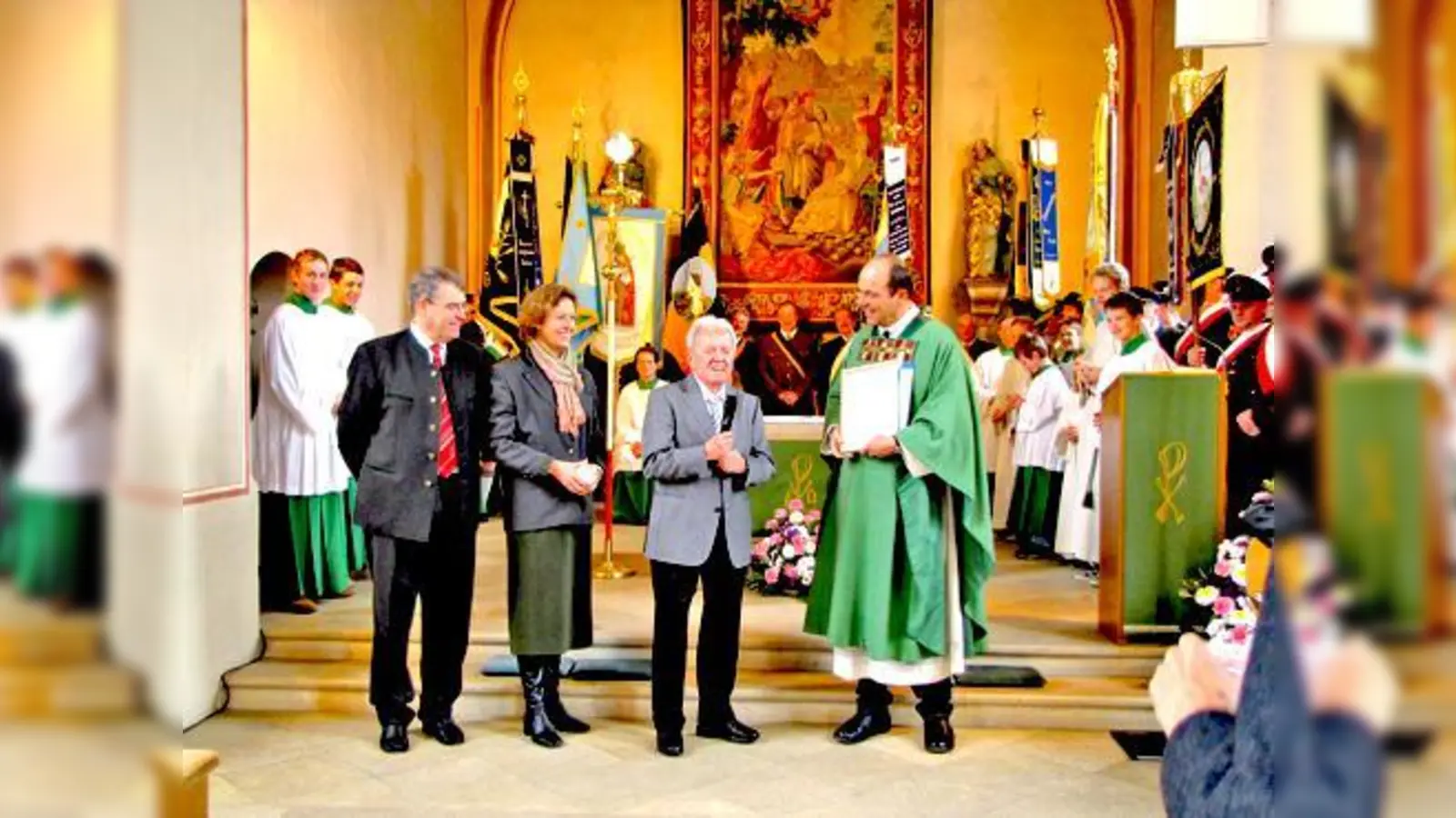 Mit einem Gottesdienst wurde Magnus Schelle nach 70 Jahren Dienst in der Kirche von Pfarrer Rüdiger Karmann in den Ruhestand verabschiedet. 	 (Foto: Privat)