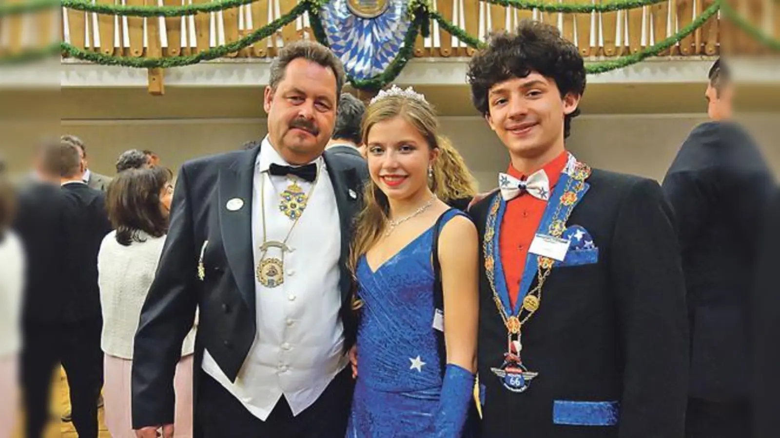 Nicht fehlen durfte beim Neujahrsempfang die Vertreter der Faschingsgesellschaft Gleisenia: Prinzessin Lena I. und Prinz Yonathan I mit Hofmarschall Andreas Binder.	 (Foto: hw)