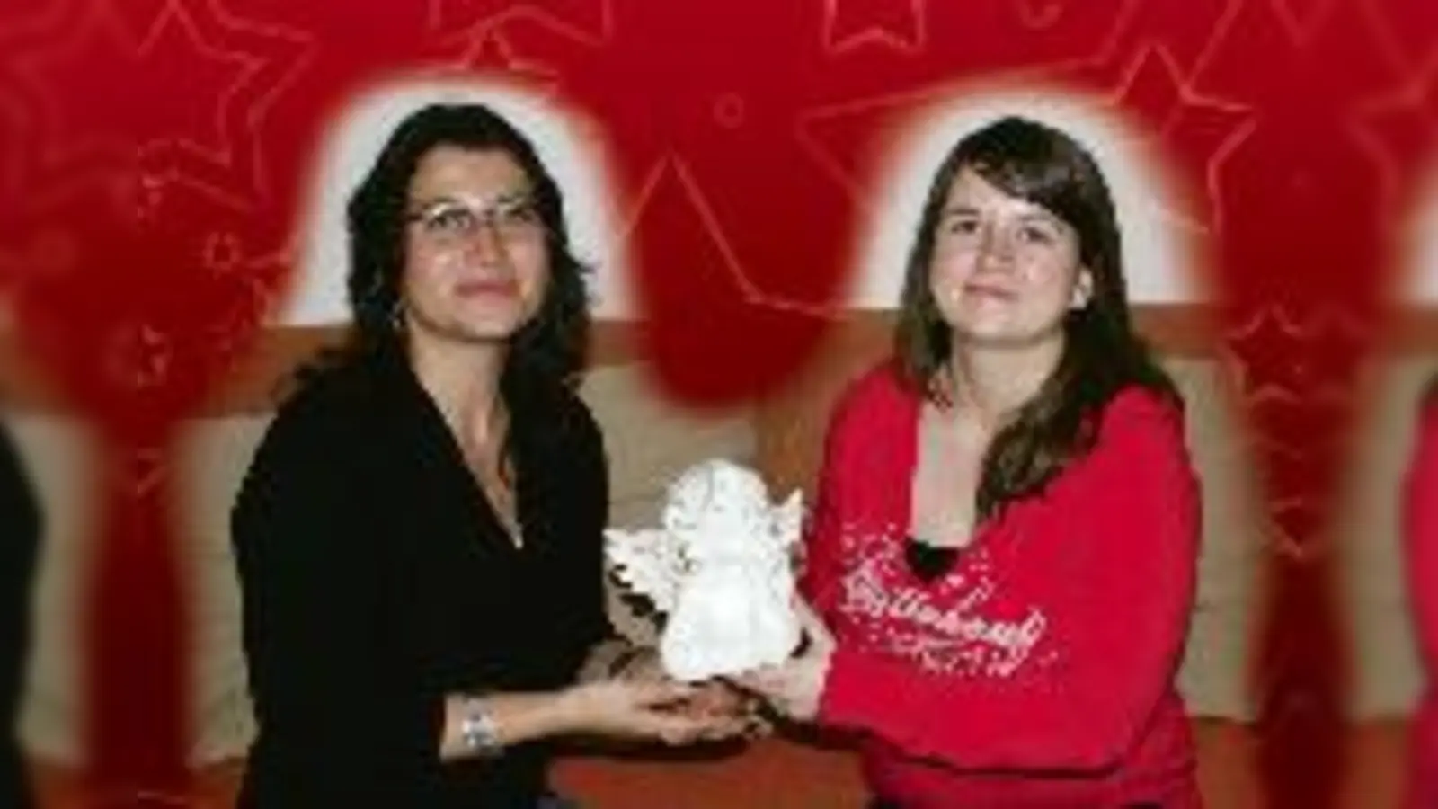 Nancy Bock vom Sozialbürgerhaus (re) »verkuppelte« Carolin Krause mit ihrer Seniorin, der sie seitdem ehrenamtlich hilft. Dafür überreicht der Haidhausener Anzeiger den Weihnachtsengel 2007.   	 (Foto: ks)