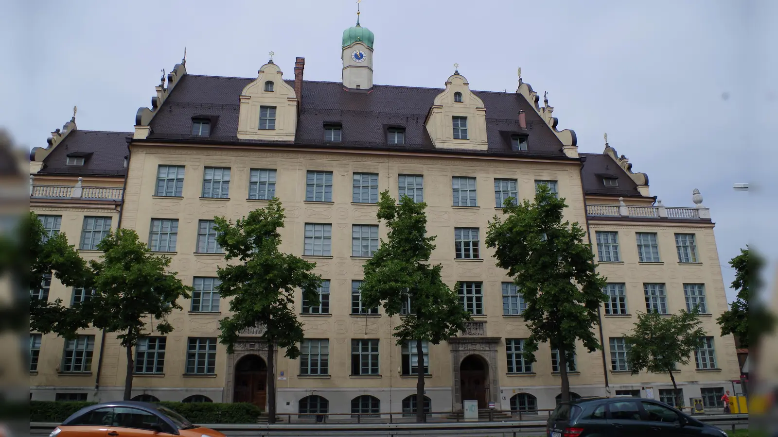 Die über hundert Jahre alte Schule an der Fürstenrieder Straße 30 ist heute Grund- und Mittelschule. (Foto: Beatrix Köber)