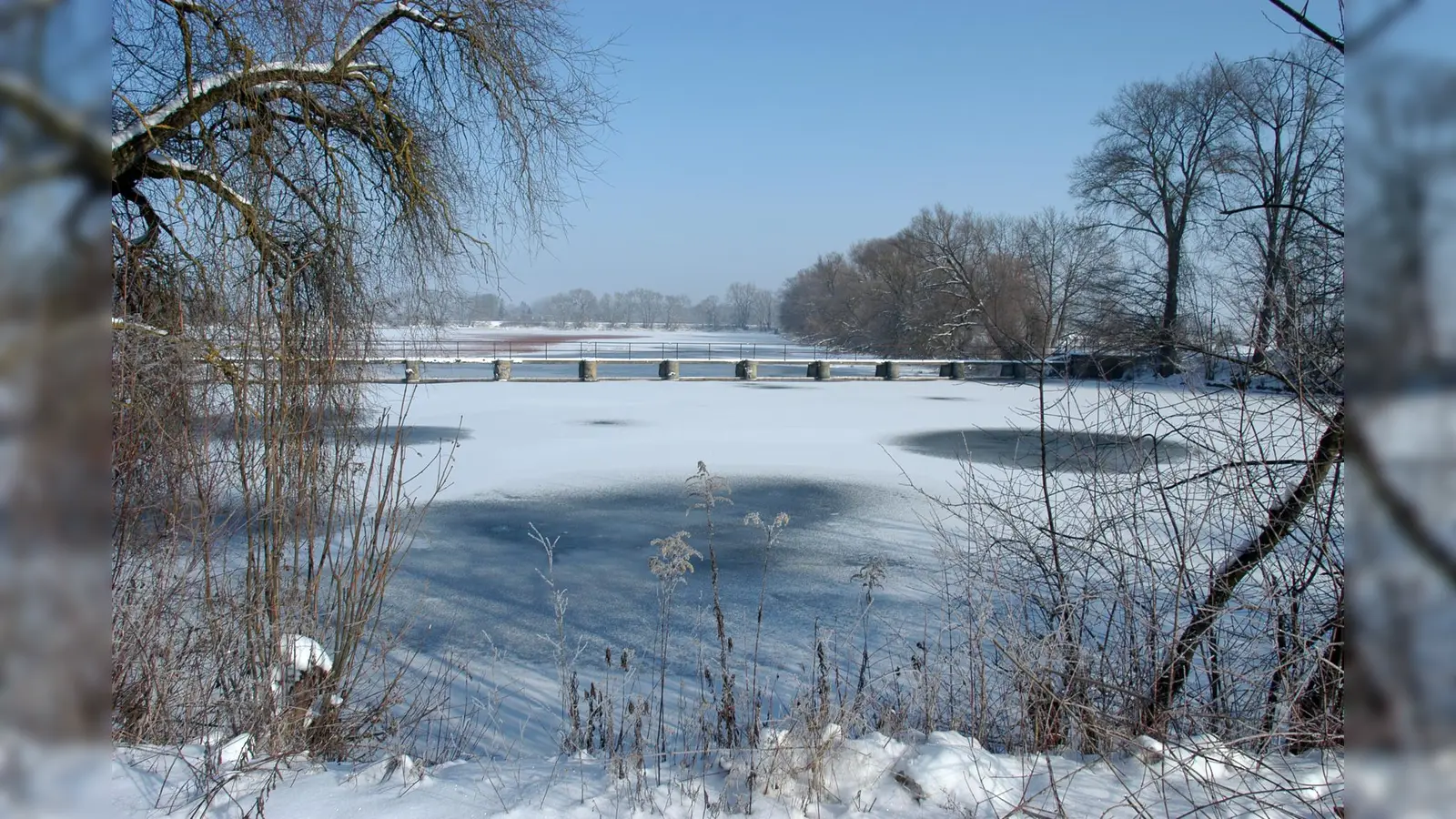 Die Eisdecke auf Seen und Weihern, wie hier am Ismaninger See, ist oft nicht so stabil, wie es auf den ersten Blick scheint. (Foto: VA)
