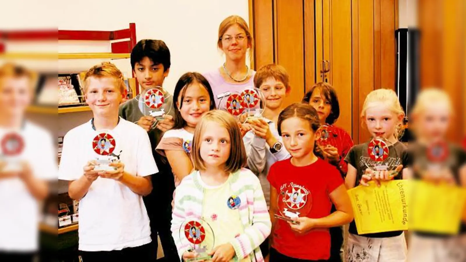 In der ersten Reihe von links nach rechts: Rebekka Kühn, Lara Pringsheim, Nina Becker (v. l., 1. Reihe); Erik Radde, Wesal Maroof, Barbara Schmid, Nicolas Röver, Benjamin Bähnisch, Kinder- und Jugendbibliothekarin Beate Hesse (2. Reihe v. l.).	 (Foto: VA)