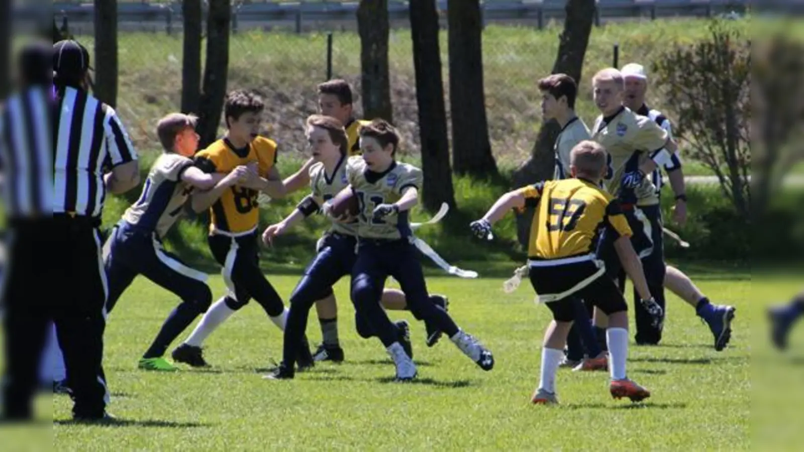 Bulls-Spieler Max Braun (re.) kämpft sich, unterstützt von Daniel Brandl (daneben), durch die Münchener Defense, während Lukas Obier (li.) einen Cowboys-Verteidiger davon abhält, ins Spielgeschehen einzugreifen.	 (Foto: Marc Kröner)