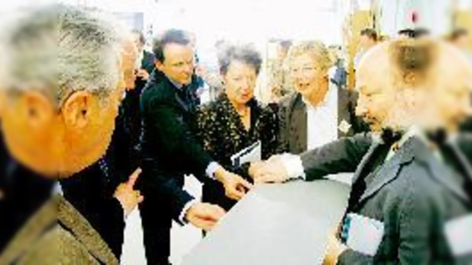 Betriebsleiter Michael Sturm (re.) zeigt den Mitgliedern des Rotary Clubs München, was die Jugendlichen der »Jungen Arbeit« mit den neuen Geräten alles machen können.	 (Foto: cr)