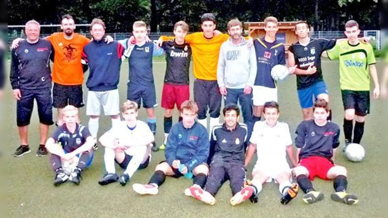 Bei den U-17-Junioren trainierten Matthias Richter (hinten, 2.v.l.) und Stefan Brunner (hinten, 3. v. l.) von der Band »Schandmaul« mit.	 (Foto: Verein)