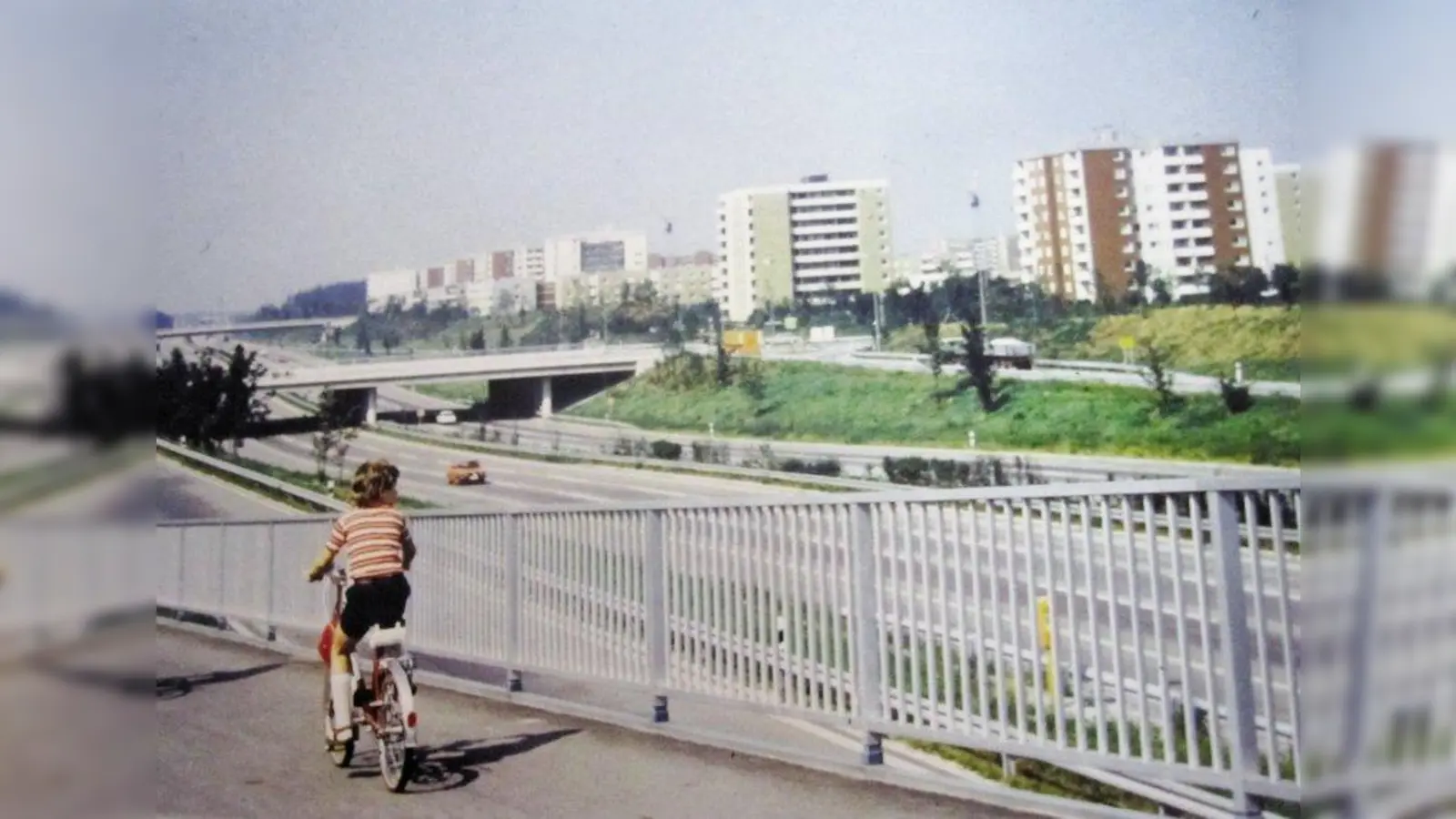 Auf der Brücke über die Autobahn: Bilder aus der Blumenauer Vergangenheit zeigt der Nachbarschaftstreff Blumenau, Rolf-Pinegger-Str. 5, bis 3. Oktober (Mo, Fr 9-13 Uhr / Mo, Mi 16-19 Uhr / Di, Do, Fr 15-17 Uhr). (Foto: pi)