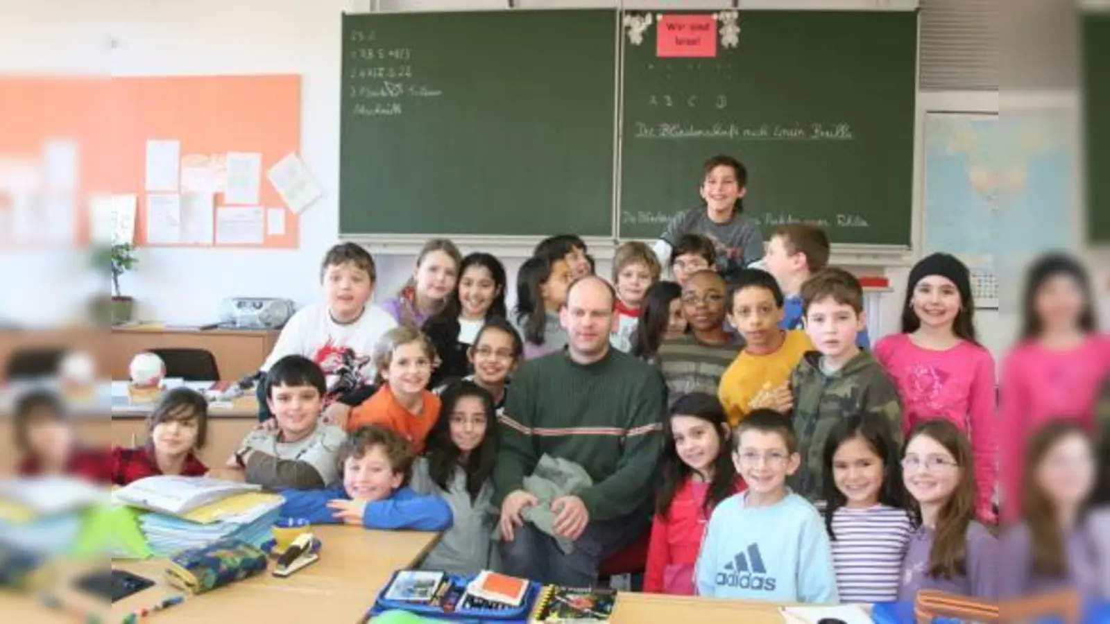 Die Klasse 3 c der Grundschule an der Schrobenhausener Straße war wissbegierig, als der blinde Aleksander Paukovic erzählte, wie er sein Leben meistert. (Foto: tg)