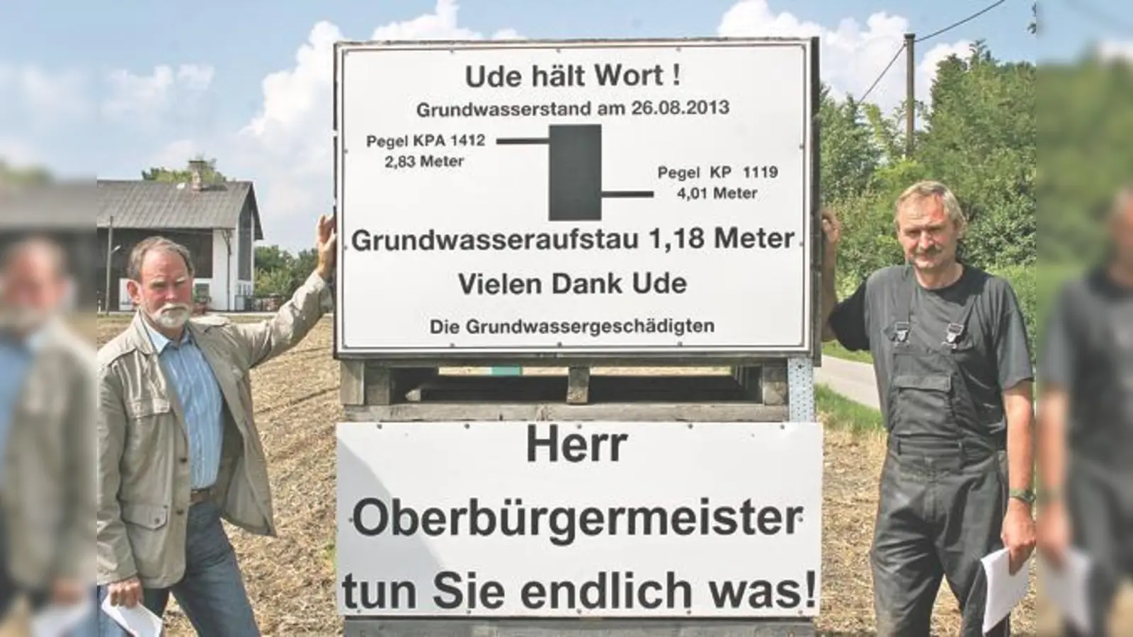 Protestaktion in Feldmoching: Mit Plakaten machten Martin Obersojer (rechts) und Rolf Deska im Namen der grundwassergeschädigten Bürger ihrem Ärger über die Stadt Luft. 	 (Foto: ws)
