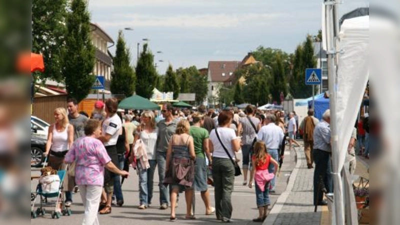 Auch in Krailling soll es heuer ein Straßenfest mit fliegenden Händlern, Kinderprogramm und lang geöffneten Geschäften geben. Die Gemeinde möchte eine ähnlich lebhafte Atmosphäre wie zum Beispiel auf dem Gräfelfinger Weinfest (Bild). (Foto: US (Archiv))