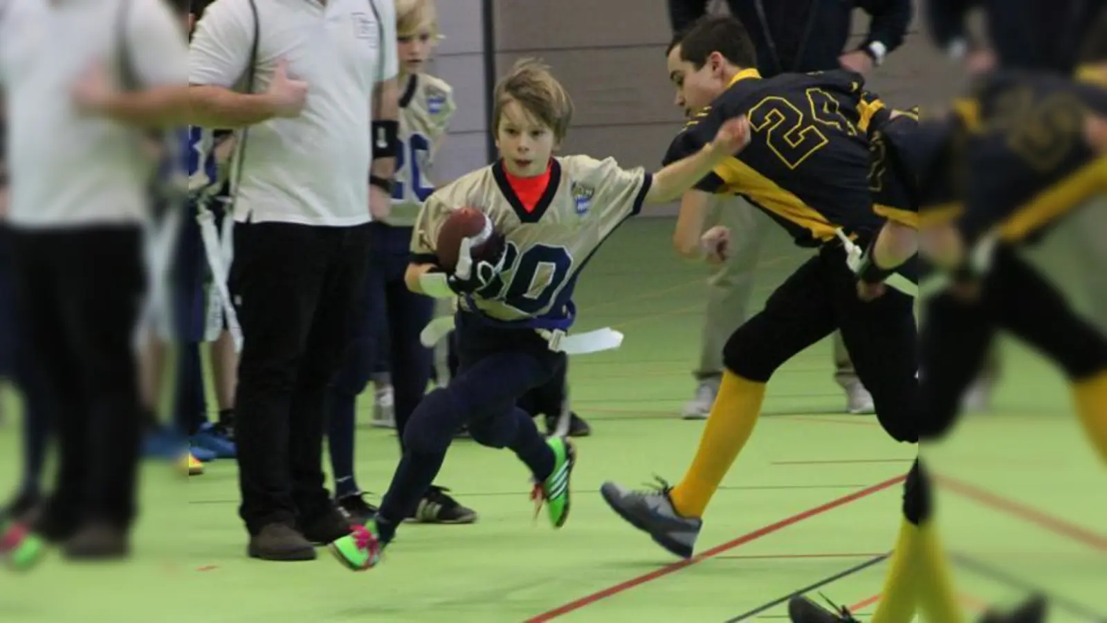 Der Erding Bulls Spieler Alexander Hartl entkommt mit dem Ball dem körperlich deutlich überlegenen Defense Spieler der Feldkirchen Lions.	 (Foto: Marc Kröner)
