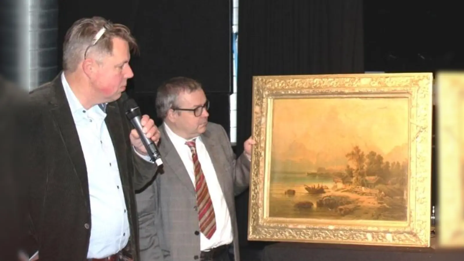 Restaurator und Kunsthändler Axel Wieland sowie Dr. Christoph Nicht von den Kunstsammlungen Augsburg werden am 24. März wieder die Kunstwerke bewerten. (v.l.n.r.) (Foto: Andreas Jirmann (Stadtmuseum Unterschleißheim))