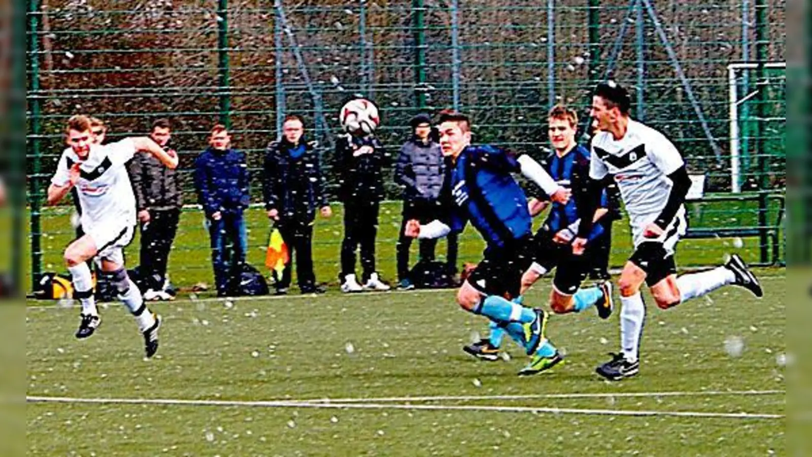 Die Zamdorfer Sepp Zander (blau, links) und Dennis Grotenklas (rechts daneben) kamen gegen den FC Stern München II kaum zum Zuge. 	 (Foto: S. Birgel)
