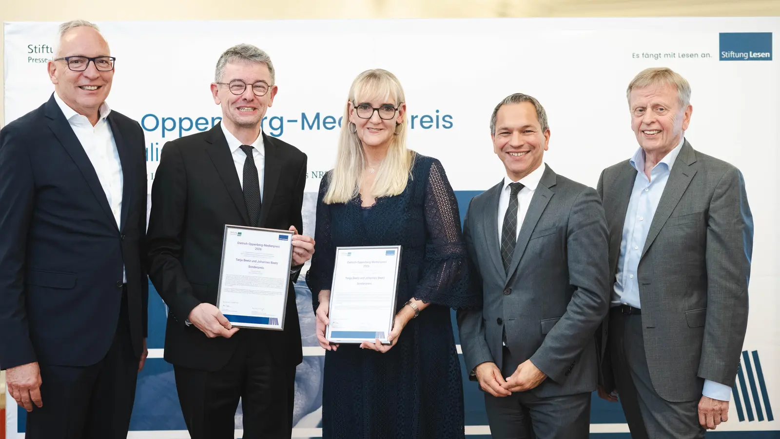 „Geistreich, niedrigschwellig und unterhaltsam”: Tanja und Johannes Beetz (Münchner Wochenanzeiger) wurden für ihre Bücherschrank-Serie im Staatsministerium für Unterricht und Kultus von Dr. Jürgen Maas (Hauptgeschäftsführer der Stiftung Lesen, links), Martin Wunsch (Amtschef des Bayerischen Kultusministeriums, Zweiter von rechts) und Heinrich Meyer (Vorstand der Stiftung Presse-Haus NRZ, rechts) ausgezeichnet. (Foto: Stiftung Lesen / Andreas Gebert )