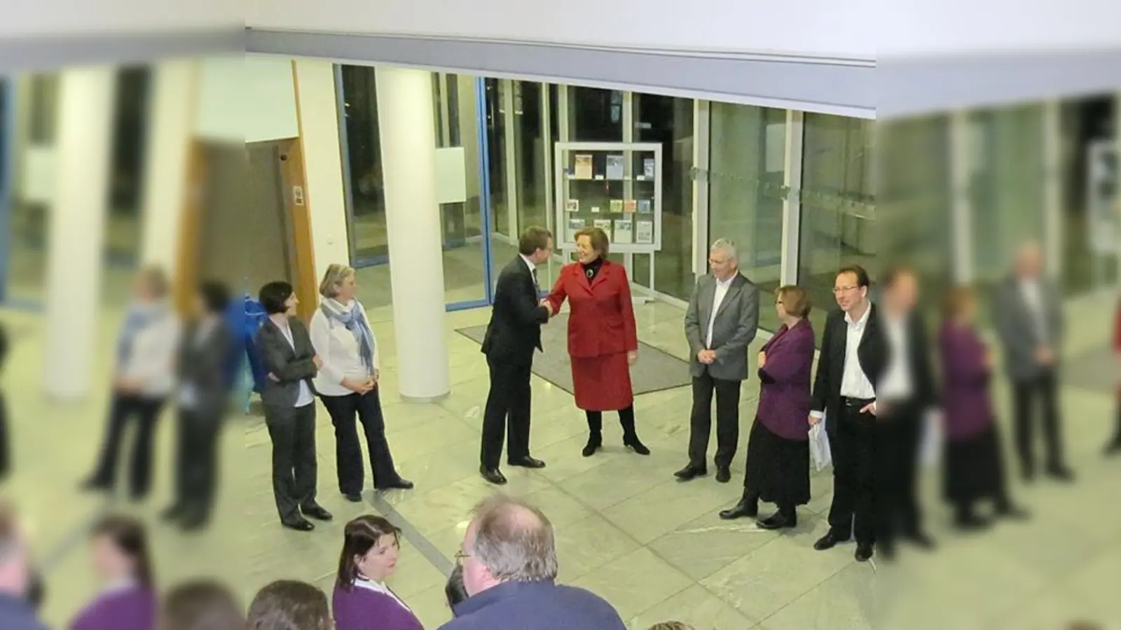 Landrätin Johanna Rumschöttel begrüßt aus dem Kreis der Mitarbeiter   den Projektleiter zur Errichtung des Jobcenters Dr. Matthias Mayer.  (Foto: Landratsamt)
