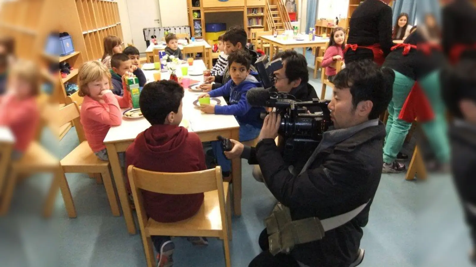 Flüchtlingskinder in Übergangsklassen: Ein Filmteam aus Südkorea drehte an der Grundschule am Winthirplatz. (Foto: pi)
