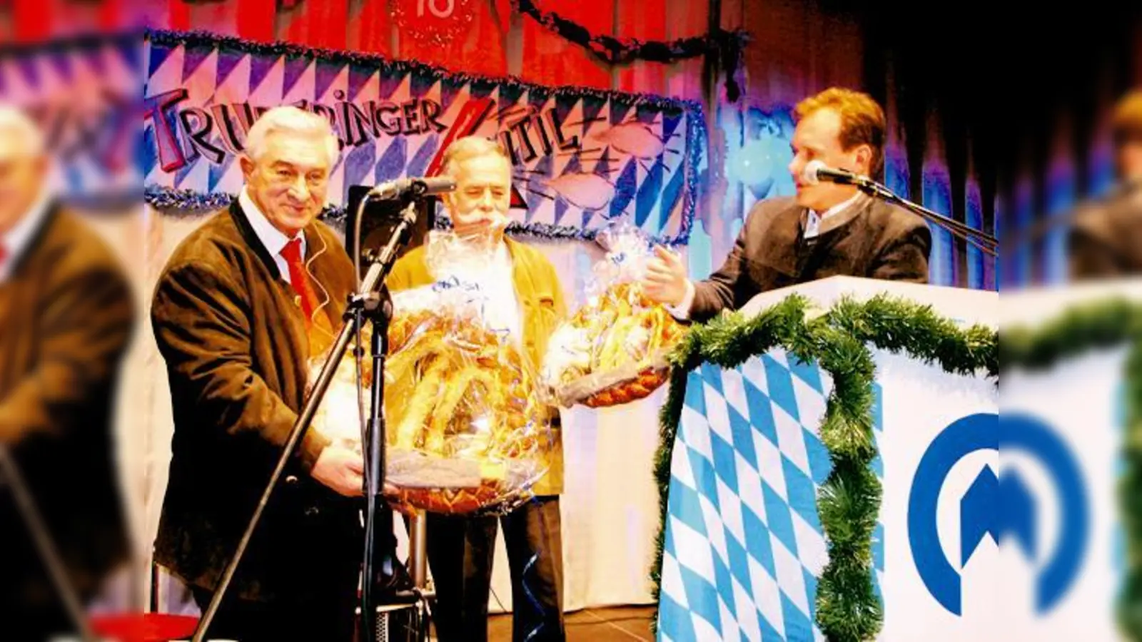 Egon Frauenberger und Sepp Gneißl bekamen von Ingo Mittermeier in seiner Funktion als Kulturhaus-Vereinsvorsitzender je eine Brezn mit Pumpe. (Foto: Föll)