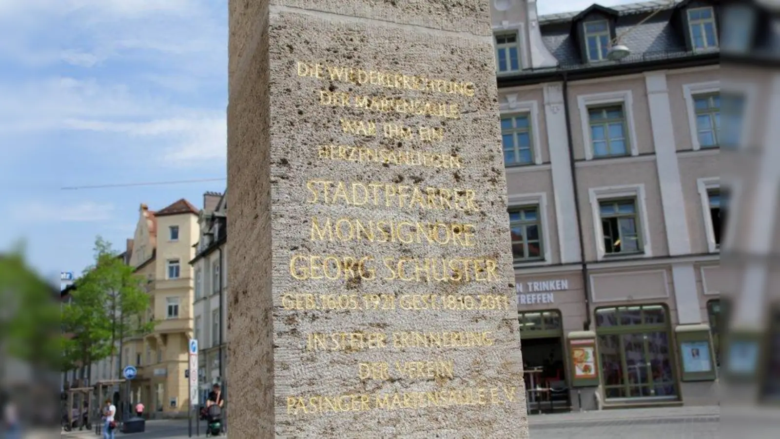 Die Inschrift an der  Mariensäule gedenkt der besonderen Verdienste von Monsignore Georg Schuster. (Foto: us)