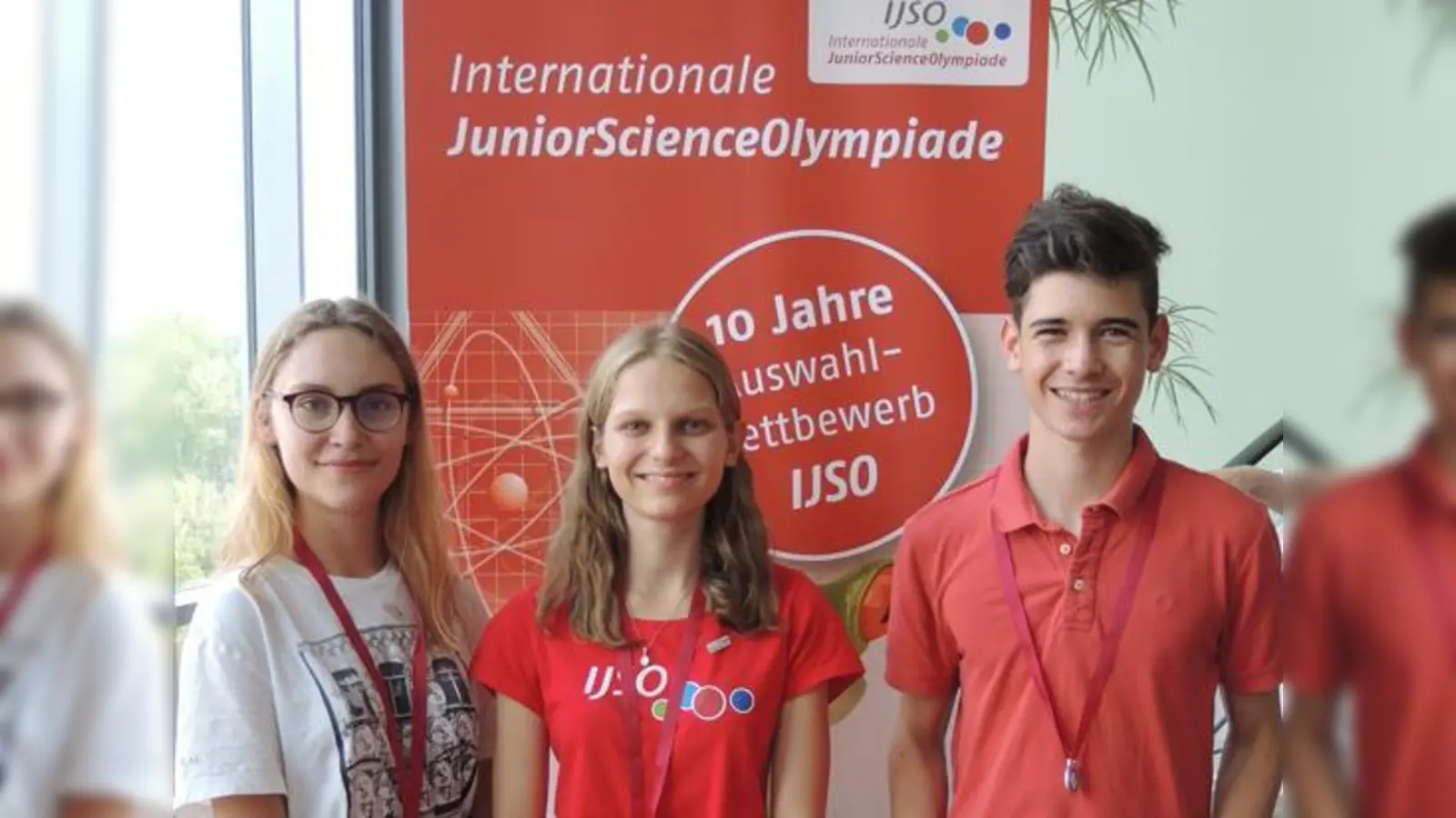 Franka Jekel (li.) vom MTG vertritt Deutschland bei der International Junior Science Olympiad in Botswana. Ihre Mitschüler Viktoriya Tetko (Mitte) und Flavio Principato hatten es ebenfalls bis ins Bundesfinale geschafft.  (Foto: MTG München)