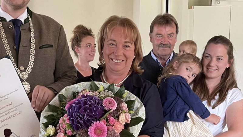 Marlene Greinwald wurde zur „Altbürgermeisterin” ernannt. Tutzings Bürgermeister Ludwig Horn überreichte die Urkunde. (Foto: Gemeinde Tutzing)