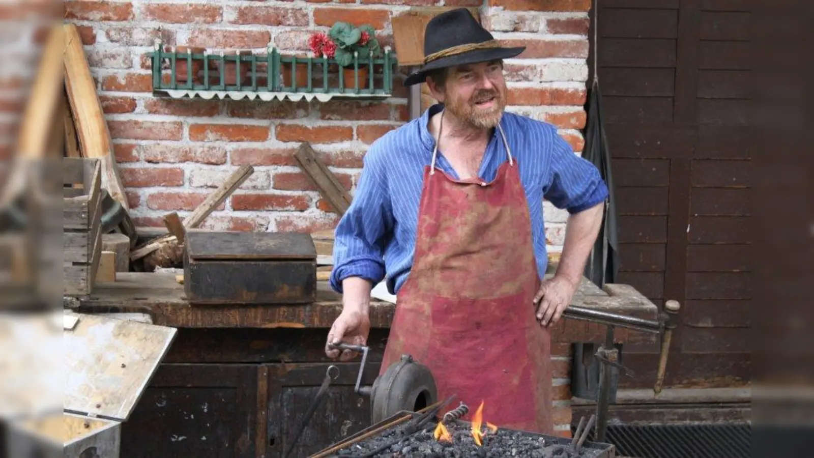 Schmiedemeister Helmut Brummer zeigt sein Können am Handwerkertag auf dem Jexhof. (Foto: Bauernhofmuseum Jexhof)