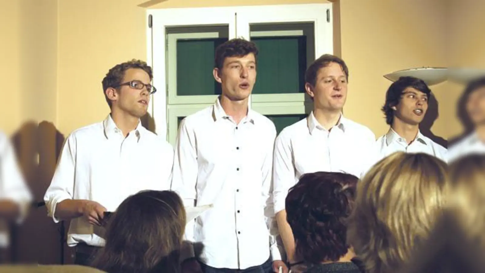 Eine A-cappella-Gruppe aus Moosach trat unter anderem beim ersten Open Stage vor ein paar Wochen im Pelkovenschlössl auf.	 (Foto: ws)