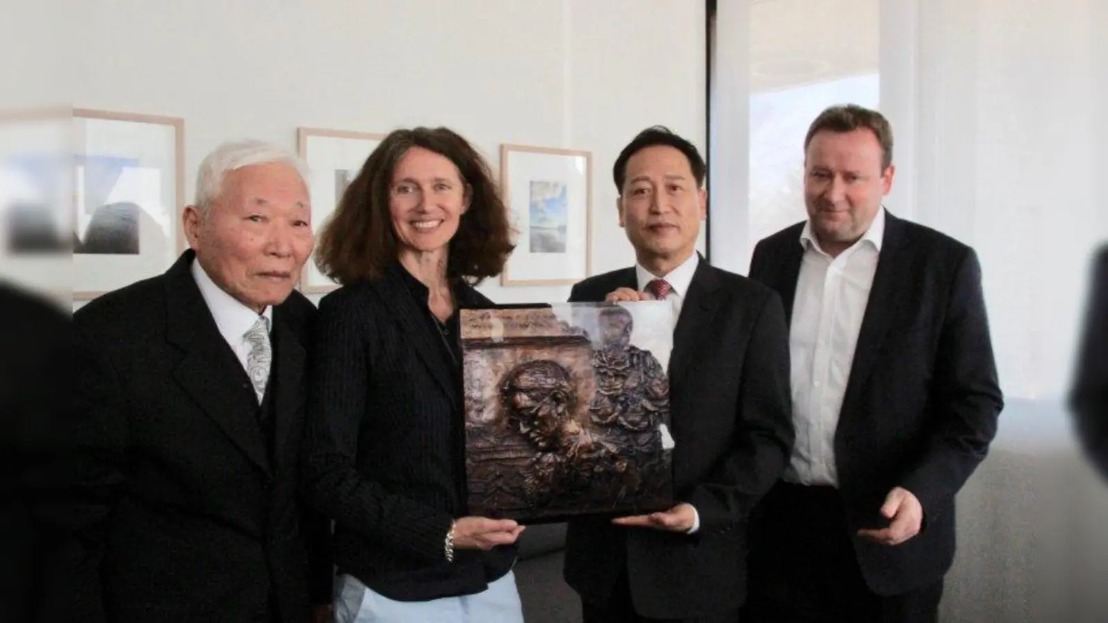 „Es ist wunderbar, wenn wir in der Ortsmitte eine Gedenktafel haben.“ Der ehemalige Vorsitzende des Gedächtnisvereins Song Jun Gun, Bürgermeisterin Uta Wüst, Kim Hong-Dong von der Heritage-Foundation sowie zweiter Bürgermeister Peter Köstler (von links)  im Rathaus. (Foto: us)