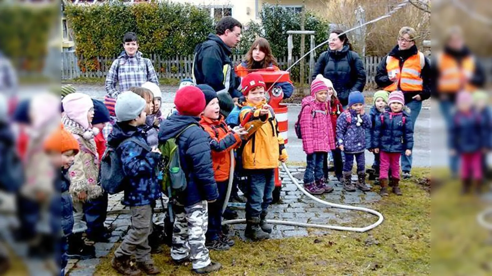 Großes Hallo gab es für die Moosacher Kindergarten- und Krippenkinder bei der örtlichen Feuerwehr.	 (Foto: VA)