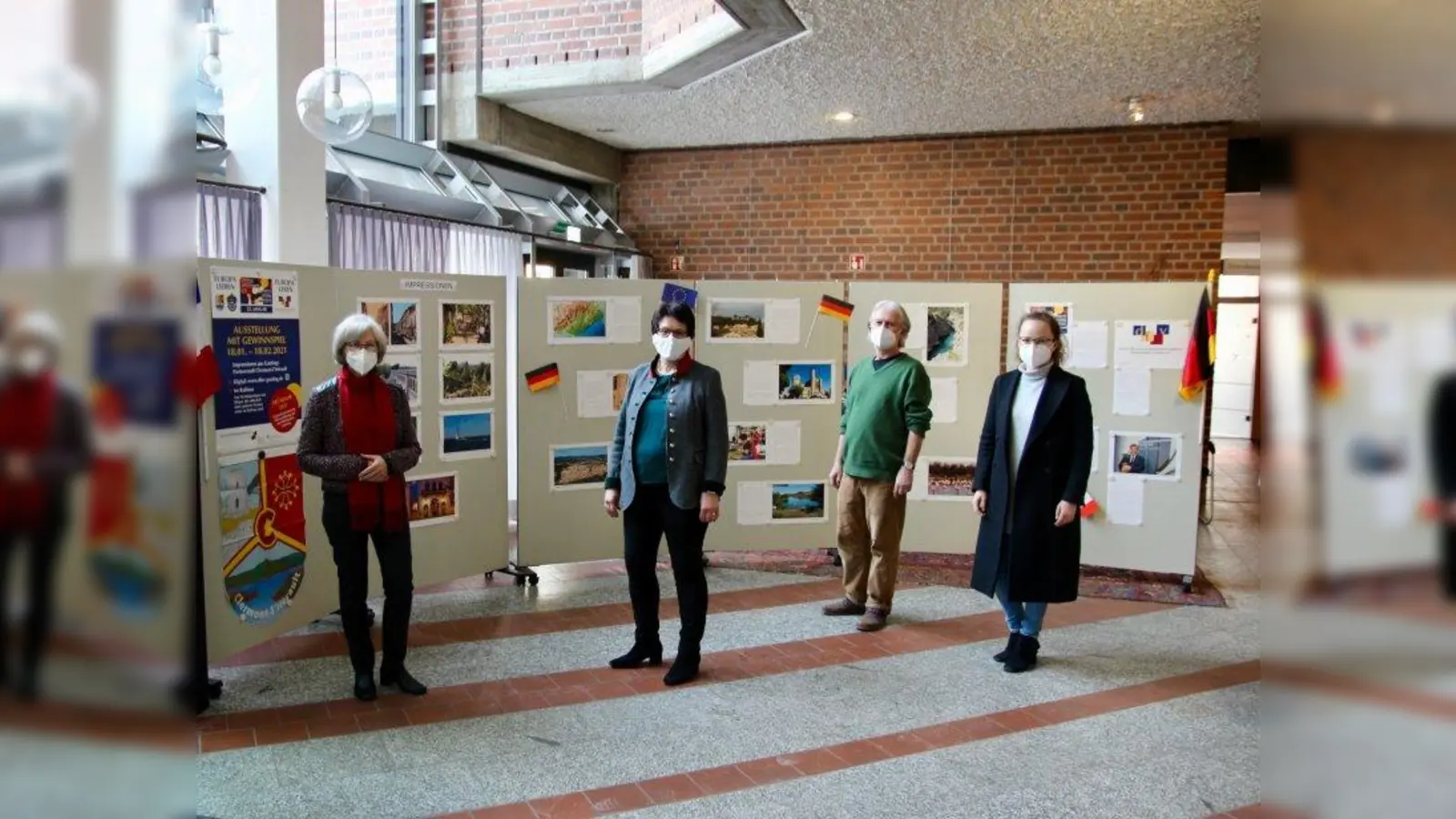 „Es ist uns allen ein großes Anliegen, die Städtepartnerschaft mit Leben zu füllen.” Partnerschaftsvereinsvorsitzende Adriana Scipio, Bürgermeisterin Brigitte Kössinger, Rathaus-Partnerschaftsbeauftragter Wilhelm Rodrian und Katharina Ebner vom Verein für deutsch-französisch-englische Partnerschaft Gauting e.V. bei der Ausstellungseröffnung im Gautinger Rathaus. (Foto: us)