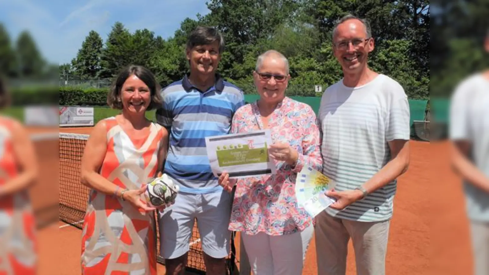 Klaudia Pillep, Dieter Schlereth und Reiner Pillep vom TC  Zorneding übergaben ein Sparschwein mit  der Spende von 720 Euro an Helga Bogensperger (2. v.r.) von der Kinderkrebshilfe Ebersberg.	 (Foto: TC Zorneding)