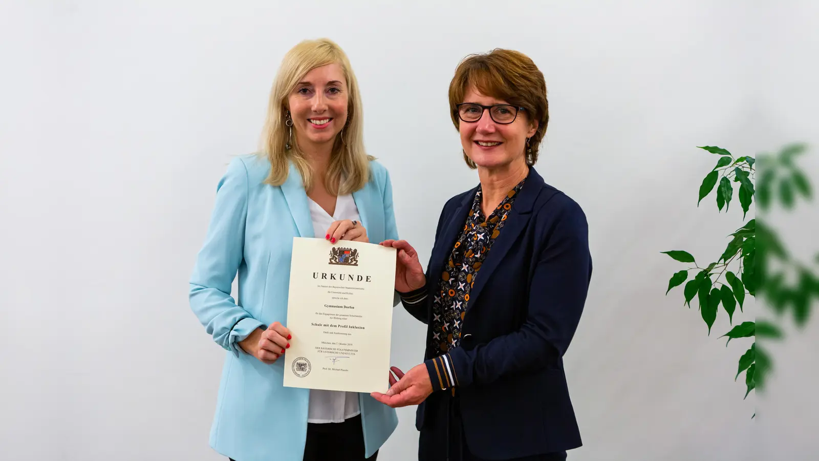 Staatssekretärin Anna Stolz und Schulleiterin Andrea Hafner (v. li,) bei der Feierstunde in München. (Foto: km bayern)