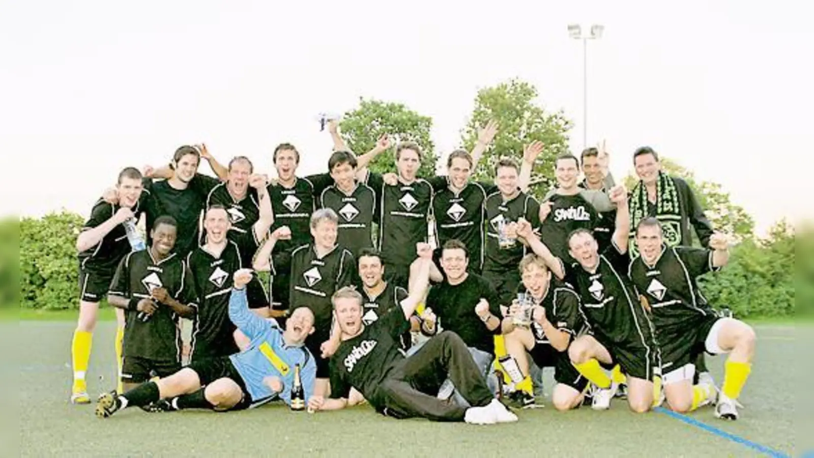 Die Mannschaft des SC Bogenhausen konnte doch noch ausgelassen feiern.	 (Foto: VA)