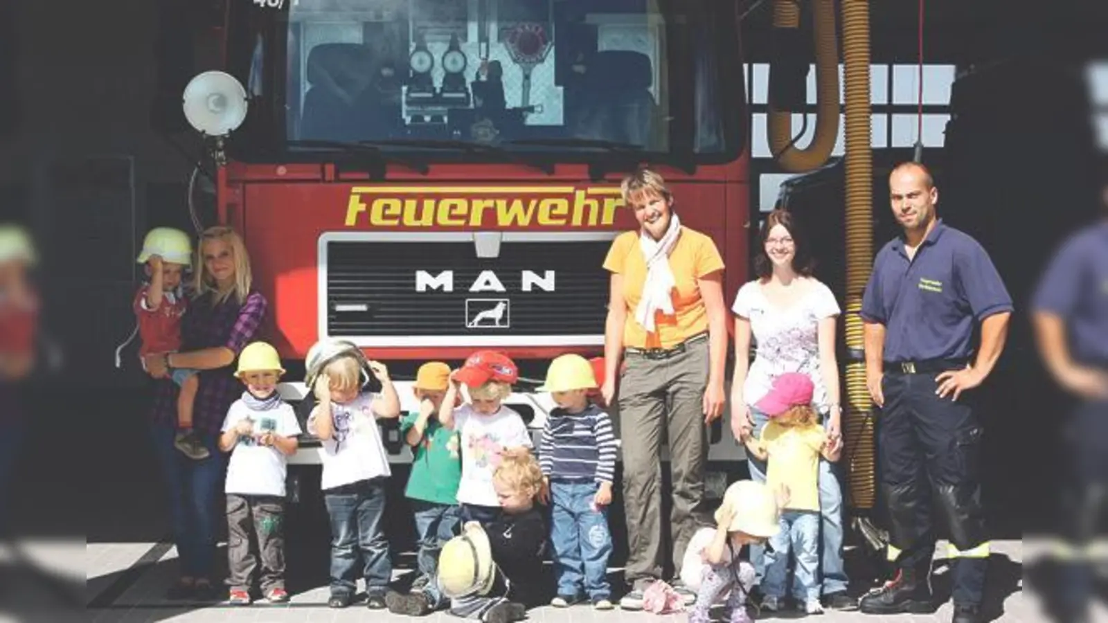 Strahlende Kindergartenkinder bei der Feuerwehr in Harthausen.	 (Foto: Privat)