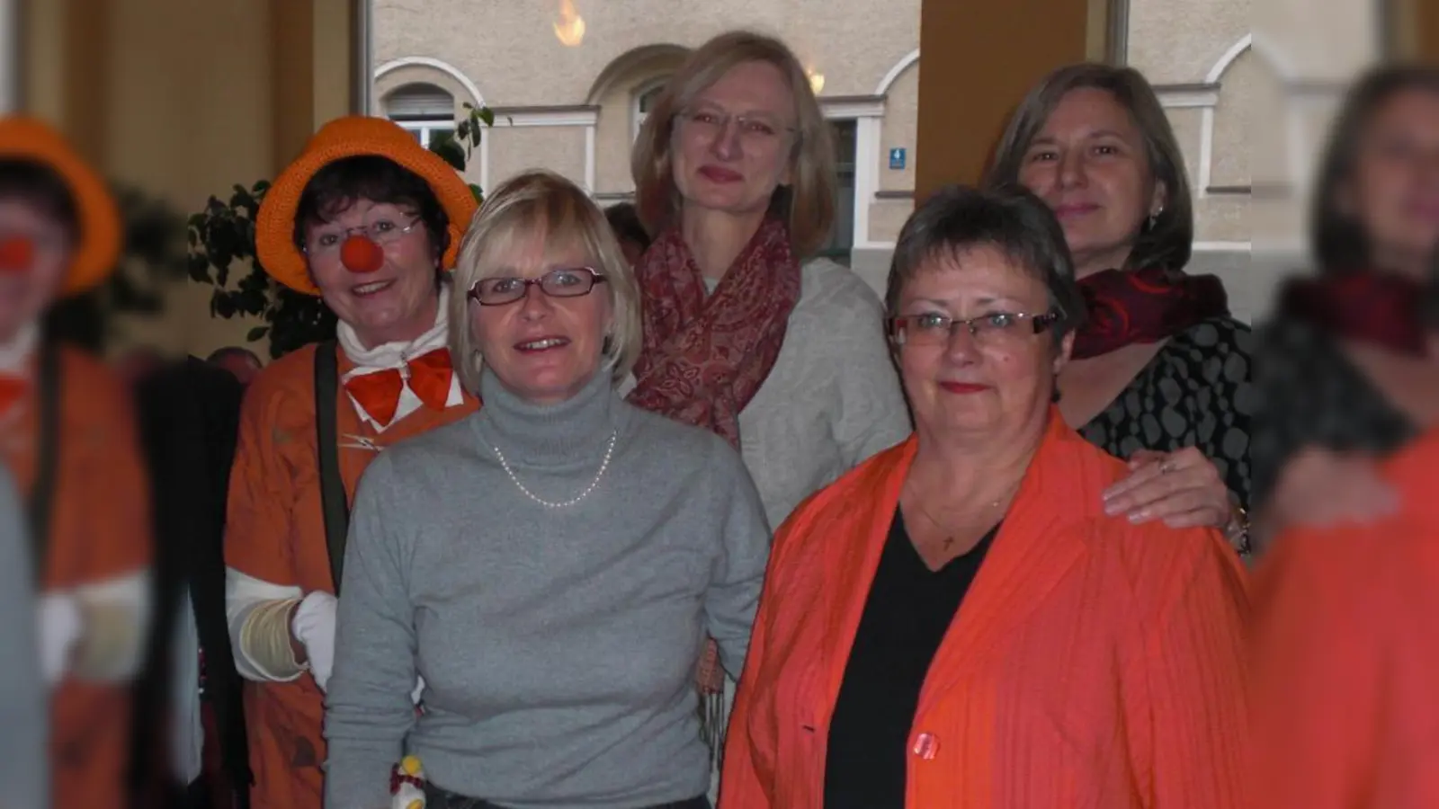 Melanie Ritter (hinten Mitte), die neue Leiterin des ASZ Westend, mit ihrem Team, v.l. Andrea Buchmann, Ursula Schneidhuber, Reintraut Friebe, und Clown Susi. (Foto: SE)