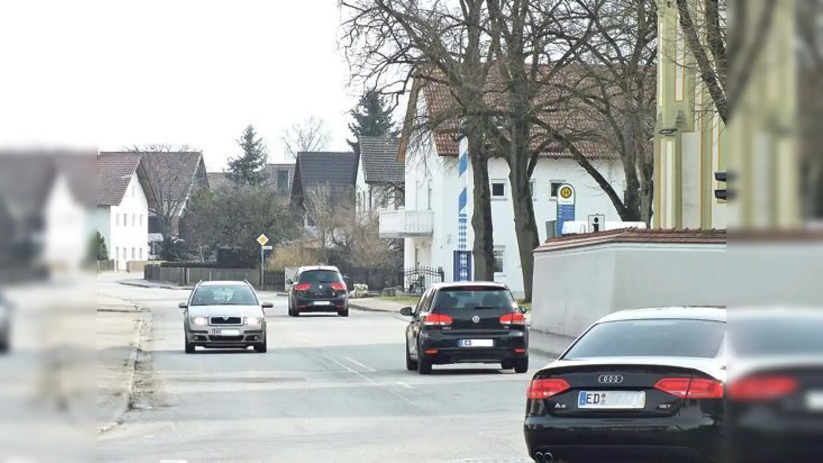 Die Ortsdurchfahrt von Langengeisling, bisher eine Hauptverkehrsader, wird den Plänen zufolge eine reine Anliegerstraße.	 (Foto: sy)