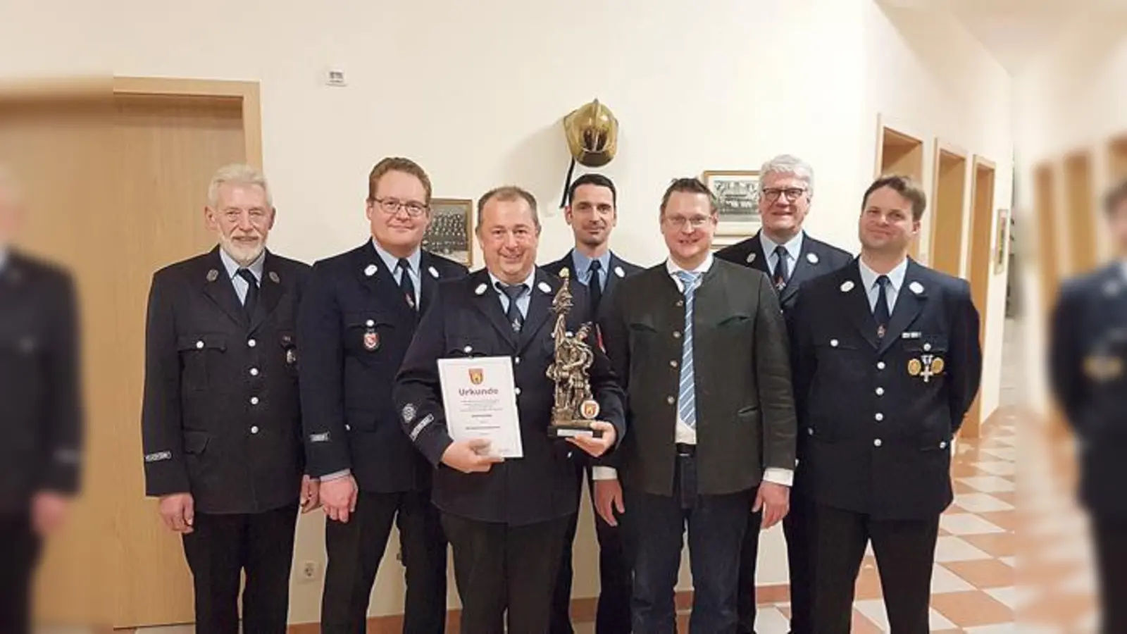 Der langjährige Kommandant Josef Reither (3. v. li.) ist nun Ehrenkommandant der Feuerwehr Anzing. 	 (Foto: FFW)