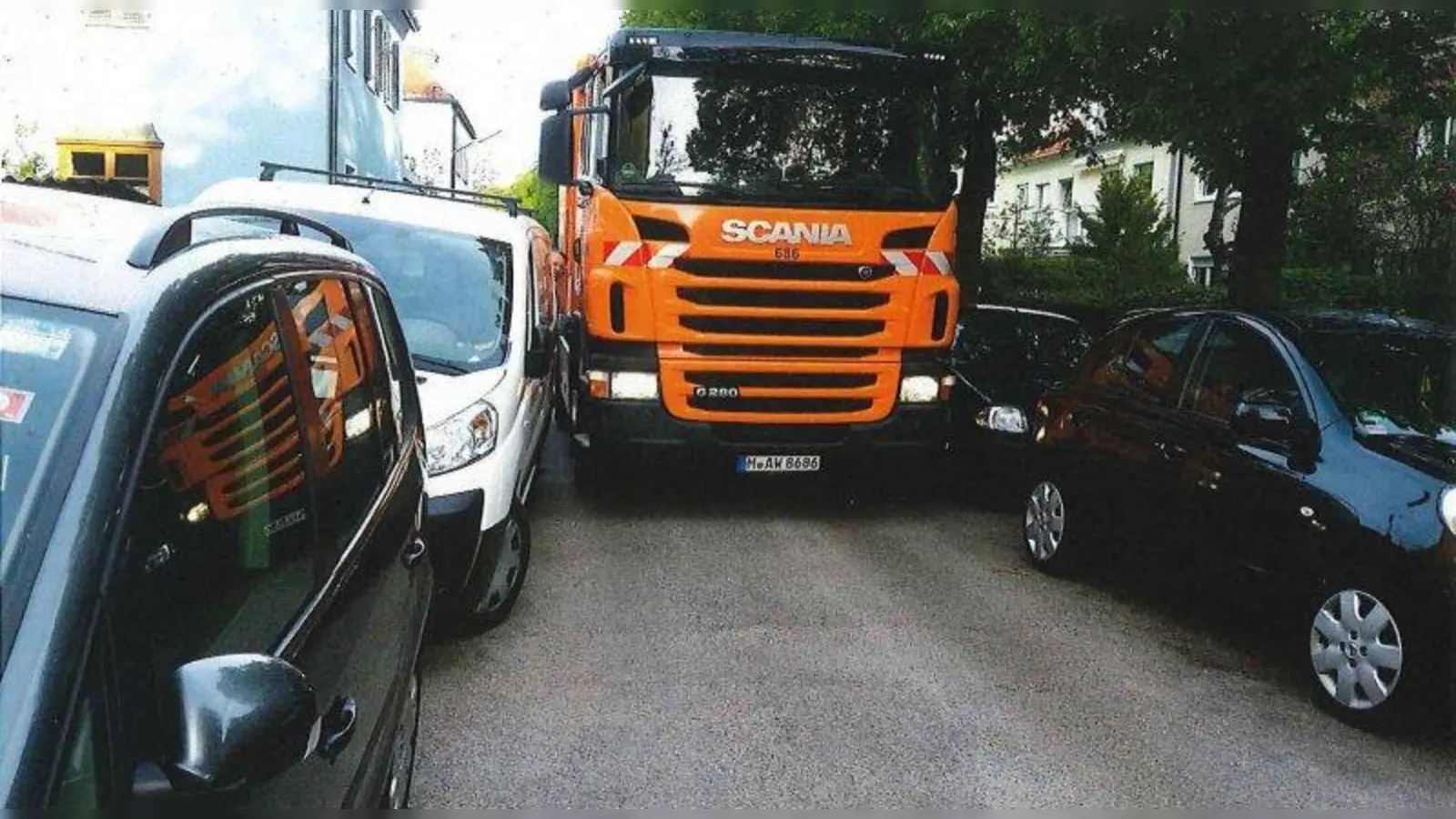 Zugeparkt! In der Veit-Stoß-Straße kommen die Wagen der Müllabfuhr nicht mehr durch. (Foto: AWM)