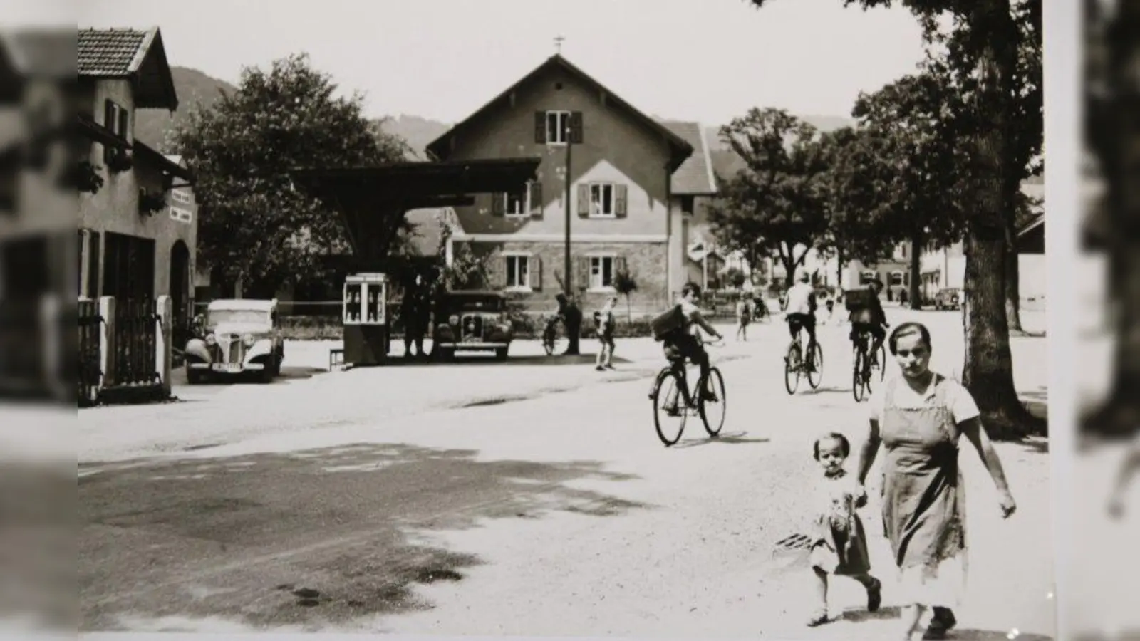 Nicht ganz hundert Jahre alt ist diese Aufnahme der Hauptstraße, sie stammt aus den frühen 1930er Jahren. (Foto: Marktarchiv Peißenberg)