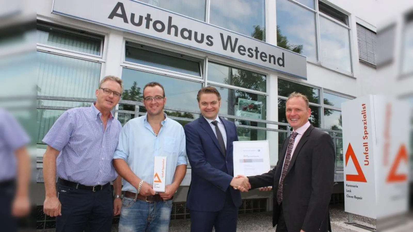 Offizielle Übergabe des Zertifikats: v.l. Inhaber Wolfgang Riedl, Karosseriebaumeister Michael Hainzlmeir, Konrad Reicherzer (Volkswagen Service Deutschland) und Thomas Rakowsky, Serviceleiter im Autohaus Westend. (Foto: BB)