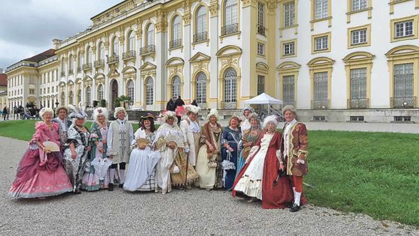 Die Barockgruppe des Vereins »Freunde von Schleißheim e.V.« in voller Montur.	 (Foto: Peter Benthues)