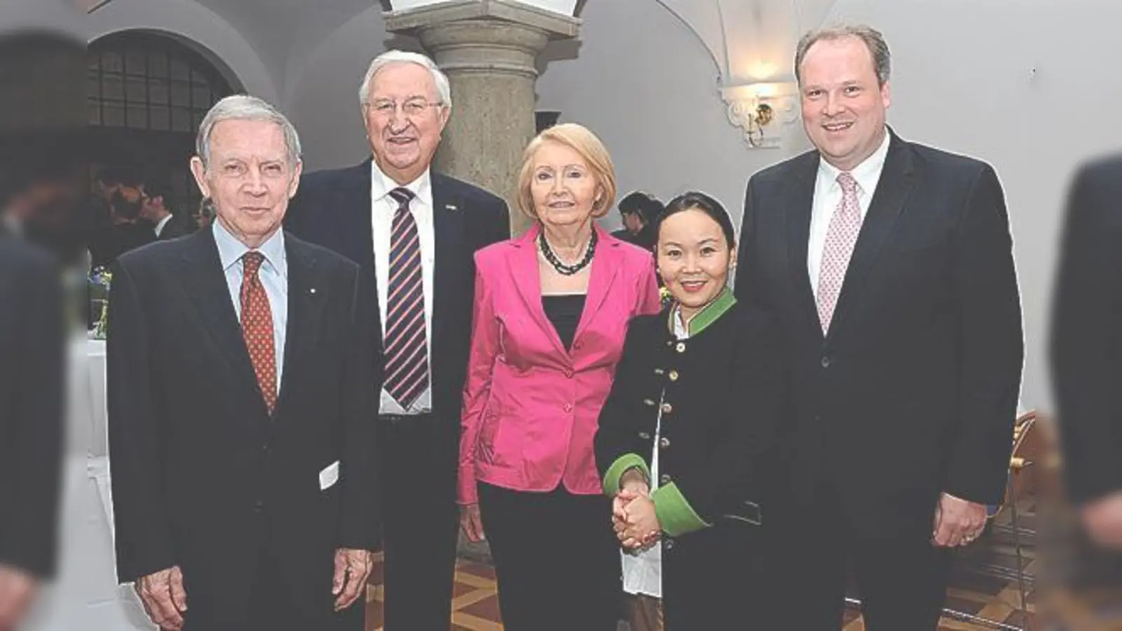 Empfang im Treppenhaus vor dem ehemaligen Amtszimmer des Altlandrats: (v. l.) Regierungspräsident a. D. Werner-Hans Böhm, Altlandrat Dr. Joachim Gillessen, Ehefrau Marlies Gillessen, Ochmaa Göbel und Landrat Christoph Göbel. 	 (Foto: Landratsamt)
