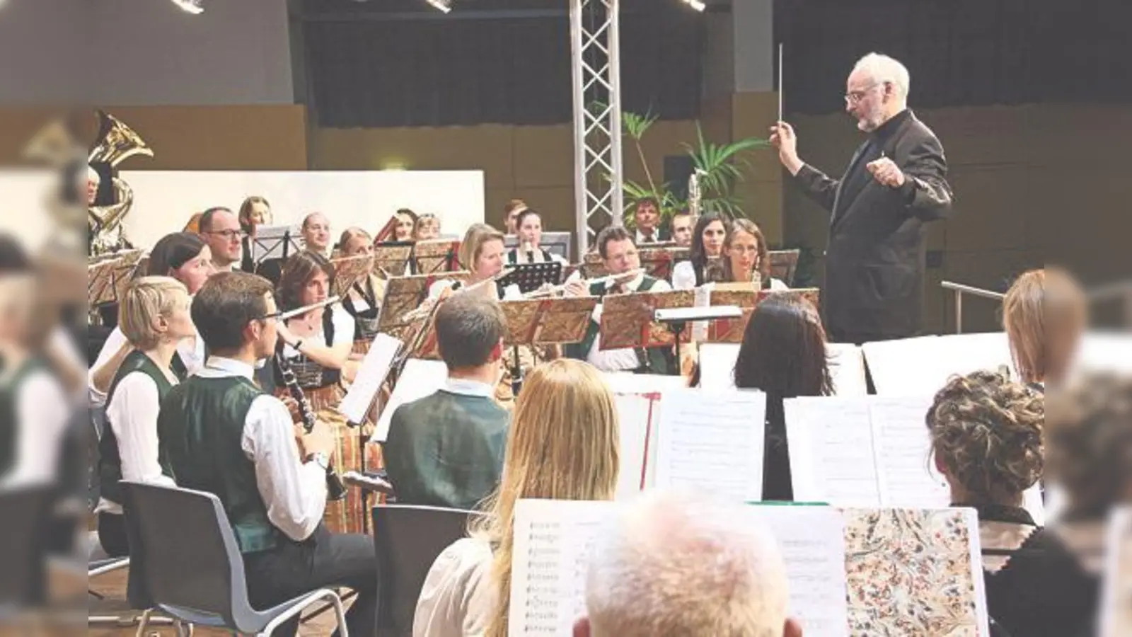 Seit 30 Jahren begleitet Michael Kummer das symphonische Blasorchester der Vereinigung Freunde Grünwalds mit hoher Kompetenz.	 (Foto: VA)