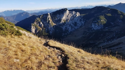 Ein munteres Spiel aus Licht und Schatten: Im Herbst haben Bergunternehmungen - wenn das Wetter mitspielt - einen ganz besonderen Reiz.  (Foto: Stefan Dohl)