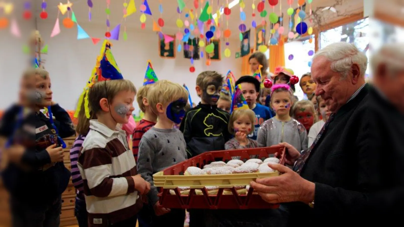 Zweiter Bürgermeister Peter Weigert brachte in diesem Jahr die Faschingskrapfen persönlich ins Kraillinger Caritas-Kinderhaus. (Foto: us)